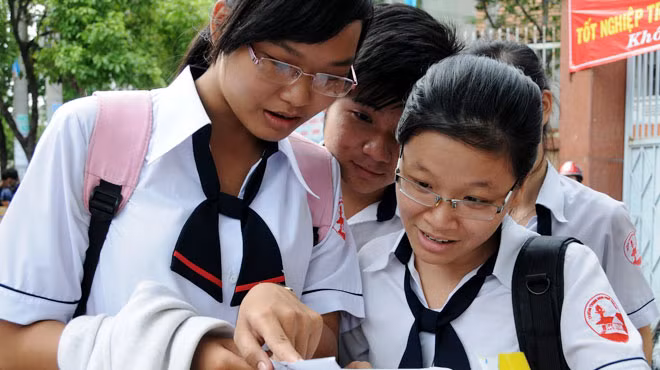 Các thí sinh trao đổi với nhau sau khi hoàn thành môn thi Ngoại Ngữ tại hội đồng thi THPT Hoàng Hoa Thám, quận Bình Thạnh, TP.HCM chiều 4/6. Ảnh: Minh Đức. Các thí sinh trao đổi với nhau sau khi hoàn thành môn thi Ngoại Ngữ tại hội đồng thi THPT Hoàng Hoa Thám, quận Bình Thạnh, TP.HCM chiều 4/6. Ảnh: Minh Đức.