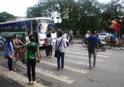 Nhiều người không để ý đến an toàn tính mạng của mình và người khác, cứ thế lao xuống đường khi đèn vẫn đỏ.