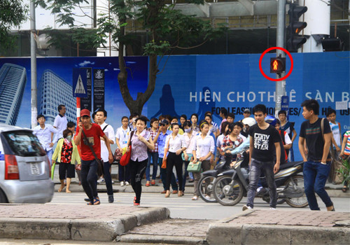 Họ thi nhau “chạy” khi đèn vẫn đang đỏ.
