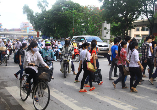Dòng người sang đường chưa dứt, các phương tiện đã “thi nhau” chạy.