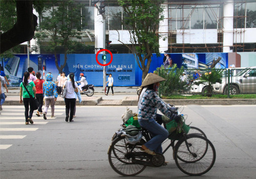 Xe đạp vượt đèn đỏ.