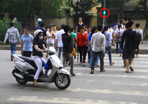 Xe máy vượt đèn đỏ.