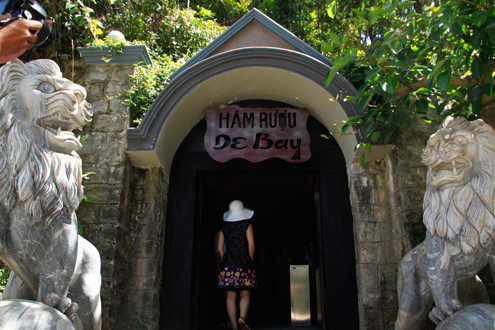 Hầm rượu đặc biệt này được xây dựng vào năm 1923, cùng với việc xây hàng trăm biệt thự, bệnh viện, nhà thờ, bưu điện... phục vụ cho việc nghỉ dưỡng của các quan chức, sĩ quan quân đội, thương gia người Pháp và những người Việt giàu có. Hầm được đặ theo tên sĩ quan người Pháp Debay, người cho xây hầm rượu. Ngày 15/5 vừa qua, hầm rượu được khôi phục từ nguyên trạng và đưa vào khai thác du lịch. Hầm rượu đặc biệt này được xây dựng vào năm 1923, cùng với việc xây hàng trăm biệt thự, bệnh viện, nhà thờ, bưu điện... phục vụ cho việc nghỉ dưỡng của các quan chức, sĩ quan quân đội, thương gia người Pháp và những người Việt giàu có. Hầm được đặ theo tên sĩ quan người Pháp Debay, người cho xây hầm rượu. Ngày 15/5 vừa qua, hầm rượu được khôi phục từ nguyên trạng và đưa vào khai thác du lịch.