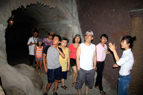 Mỗi ngày có hàng nghìn lượt du khách đến khu nghỉ dưỡng Bà Nà và vào hầm rượu tham quan. Mỗi ngày có hàng nghìn lượt du khách đến khu nghỉ dưỡng Bà Nà và vào hầm rượu tham quan.