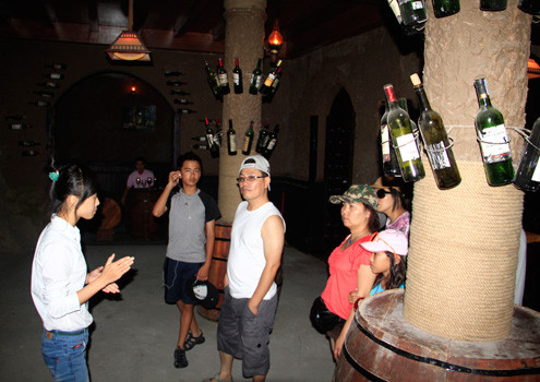 Ở khu vực chính giữa của hầm được trang trí đèn điện. Đây cũng là nơi người Pháp gặp gỡ, giao lưu và tổ chức các buổi dạ tiệc, khiêu vũ, khánh tiết... Ở khu vực chính giữa của hầm được trang trí đèn điện. Đây cũng là nơi người Pháp gặp gỡ, giao lưu và tổ chức các buổi dạ tiệc, khiêu vũ, khánh tiết...