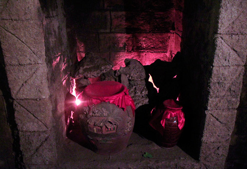 Không chỉ riêng rượu vang mà rượu gạo đặc sản của Việt Nam cũng được nấu tại Bà Nà và cất giữ trong hầm, vừa để phục vụ cho giới sĩ quan Pháp và cả những người Việt thượng lưu thời bấy giờ. Hầm có 14 hốc như thế này, 11 hốc nhỏ và 3 hốc lớn. Không chỉ riêng rượu vang mà rượu gạo đặc sản của Việt Nam cũng được nấu tại Bà Nà và cất giữ trong hầm, vừa để phục vụ cho giới sĩ quan Pháp và cả những người Việt thượng lưu thời bấy giờ. Hầm có 14 hốc như thế này, 11 hốc nhỏ và 3 hốc lớn.