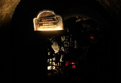 Ở những hốc lớn còn ghi tên của chủ rượu. Rượu thời xưa được giới thượng lưu ký gửi tại đây để sử dụng dần. Ở những hốc lớn còn ghi tên của chủ rượu. Rượu thời xưa được giới thượng lưu ký gửi tại đây để sử dụng dần.