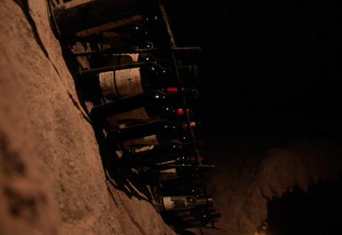 Nhiệt độ trong hầm khá thấp, ban ngày khoảng 16-20 độ C, ban đêm xuống thấp dưới 10 độ C nên có thể cất giữ rượu dọc thành hầm. Nhiệt độ trong hầm khá thấp, ban ngày khoảng 16-20 độ C, ban đêm xuống thấp dưới 10 độ C nên có thể cất giữ rượu dọc thành hầm.