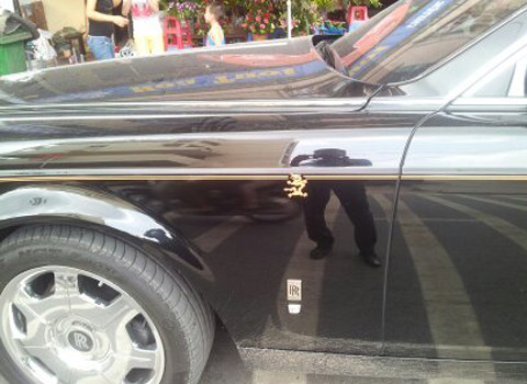 Có tổng cộng 33 chiếc Phantom rồng được hãng xe Anh quốc sản xuất. Đây là phiên bản đặc biệt hướng tới thị trường châu Á. Đã có 5 chiếc Rolls-Royce Phantom Year of the Dragon có mặt tại Việt Nam. Có tổng cộng 33 chiếc Phantom rồng được hãng xe Anh quốc sản xuất. Đây là phiên bản đặc biệt hướng tới thị trường châu Á. Đã có 5 chiếc Rolls-Royce Phantom Year of the Dragon có mặt tại Việt Nam.