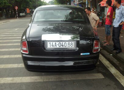 Mỗi chiếc Rolls-Royce Phantom Year of the Dragon có giá khởi điểm 1,2 triệu đô la. Mỗi chiếc Rolls-Royce Phantom Year of the Dragon có giá khởi điểm 1,2 triệu đô la.