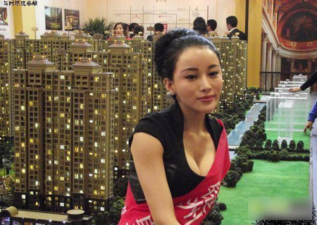 Trong khi đó, các cô gái xinh đẹp hoàn toàn có thể giới thiệu chi tiết về thiết kế và phong cách sống tại các căn hộ của những dự án bất động sản. Họ tin rằng, người mẫu có thể thúc đẩy người tiêu dùng ra quyết định mua nhà. Trong khi đó, các cô gái xinh đẹp hoàn toàn có thể giới thiệu chi tiết về thiết kế và phong cách sống tại các căn hộ của những dự án bất động sản. Họ tin rằng, người mẫu có thể thúc đẩy người tiêu dùng ra quyết định mua nhà.