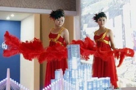 Vào năm 2009, mỗi tháng, thu nhập trung bình của các người mẫu từ công việc tiếp thị bất động sản vào khoảng 4.000 Nhân dân tệ (khoảng 12 triệu đồng) ở Bắc Kinh và 3.600 Nhân dân tệ (khoảng hơn 10 triệu đồng) ở Thượng Hải. Vào năm 2009, mỗi tháng, thu nhập trung bình của các người mẫu từ công việc tiếp thị bất động sản vào khoảng 4.000 Nhân dân tệ (khoảng 12 triệu đồng) ở Bắc Kinh và 3.600 Nhân dân tệ (khoảng hơn 10 triệu đồng) ở Thượng Hải.