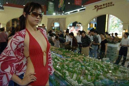 Theo trang AsiaOne, dùng người mẫu bán hàng bất động sản lần đầu xuất hiện ở Trung Quốc là tại Thượng Hải hồi năm 2003. Theo trang AsiaOne, dùng người mẫu bán hàng bất động sản lần đầu xuất hiện ở Trung Quốc là tại Thượng Hải hồi năm 2003.