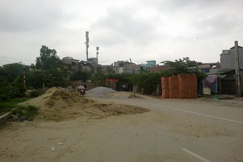Tuyến đường rộng 50m cắt ngang khu đô thị, nối từ đường Nguyễn Văn Huyên ra đường Nguyễn Khang vẫn ngổn ngang.