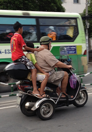 Xe độ chở nguy hiểm. Ảnh: Tam Giac Xanh. Xe độ chở nguy hiểm. Ảnh: Tam Giac Xanh.