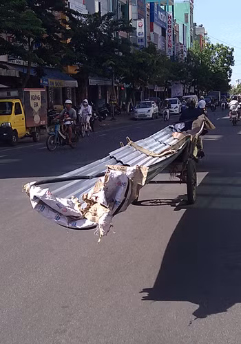 Xe 3 gác siêu trường, chụp trên đường Hàm Nghi TP Đà Nẵng. Ảnh: Vũ Thế Dũng.