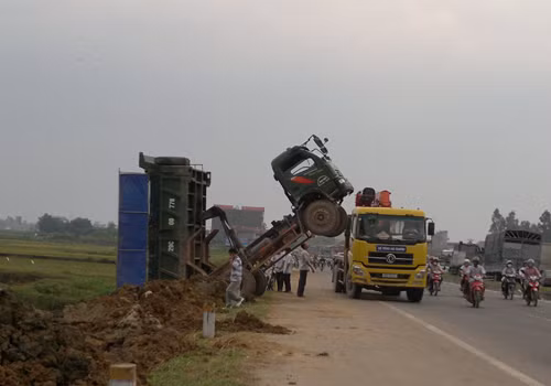 Xe ben bị bốc đầu. Ảnh: Quản Trọng Lan. Xe ben bị bốc đầu. Ảnh: Quản Trọng Lan.
