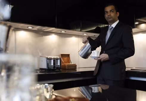 Một người quản gia sẽ luôn túc trực phục vụ bạn ngay khi có nhu cầu.