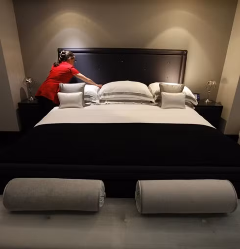 Một trong năm phòng ngủ rộng lớn của căn hộ siêu sang.