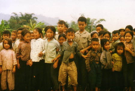 Những đứa trẻ xếp hàng chụp ảnh. Những đứa trẻ xếp hàng chụp ảnh.