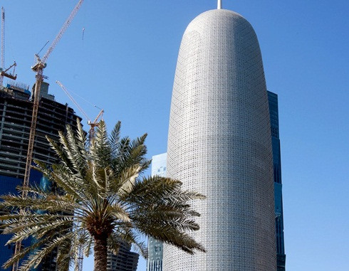4. Doha Tower (Qatar) Doha Tower 46 tầng ở Qatar là cao ốc đẹp nhất khu vực Trung Đông và châu Phi, với điểm đặc biệt là kết cấu hình trụ lạ mắt. Thiết kế nhiều lớp ở bề ngoài của tòa nhà đem lại vẻ đẹp Hồi giáo cổ xưa cùng sự lộng lẫy dưới ánh sáng mặt trời. 4. Doha Tower (Qatar) Doha Tower 46 tầng ở Qatar là cao ốc đẹp nhất khu vực Trung Đông và châu Phi, với điểm đặc biệt là kết cấu hình trụ lạ mắt. Thiết kế nhiều lớp ở bề ngoài của tòa nhà đem lại vẻ đẹp Hồi giáo cổ xưa cùng sự lộng lẫy dưới ánh sáng mặt trời.