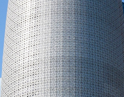 “Lớp da” của tòa nhà thể hiện vẻ đẹp độc đáo của văn hóa địa phương mang phong cách hiện đại và Hồi giáo cổ đại. “Lớp da” của tòa nhà thể hiện vẻ đẹp độc đáo của văn hóa địa phương mang phong cách hiện đại và Hồi giáo cổ đại.