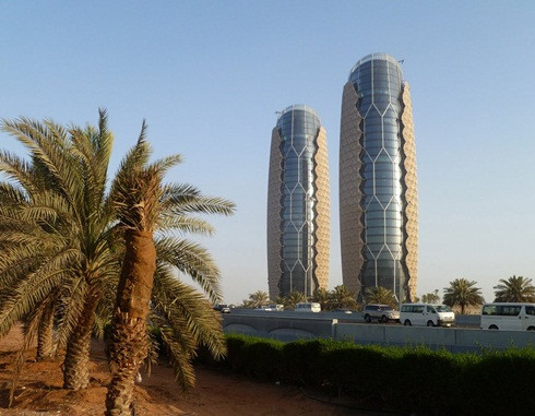 5. Al Bahar Towers (Abu Dhabi) Al Bahar Towers tại Abu Dhabi là cao ốc tiên tiến nhất thế giới. Tòa tháp 29 tầng nhận được danh hiệu này nhờ vẻ đẹp độc đáo và hiện đại với thiết kế đóng mở tự động theo chuyển động của mặt trời. Điều này giúp điều hòa năng lượng mặt trời vào tòa nhà một cách tiện lợi, tạo không gian sống thoải mái cho cư dân tại đây. 5. Al Bahar Towers (Abu Dhabi) Al Bahar Towers tại Abu Dhabi là cao ốc tiên tiến nhất thế giới. Tòa tháp 29 tầng nhận được danh hiệu này nhờ vẻ đẹp độc đáo và hiện đại với thiết kế đóng mở tự động theo chuyển động của mặt trời. Điều này giúp điều hòa năng lượng mặt trời vào tòa nhà một cách tiện lợi, tạo không gian sống thoải mái cho cư dân tại đây.