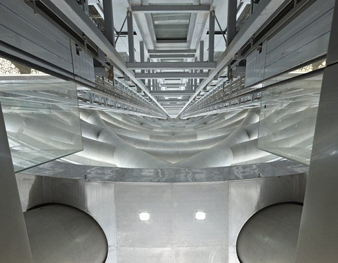 Doha Tower được thiết kế không có phần lõi cốt để tối đa hóa không gian sử dụng. Đây là sản phẩm của kiến trúc sư Ateliers Jean Nouvel, hoàn thành vào tháng 3/2012. Doha Tower được thiết kế không có phần lõi cốt để tối đa hóa không gian sử dụng. Đây là sản phẩm của kiến trúc sư Ateliers Jean Nouvel, hoàn thành vào tháng 3/2012.