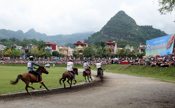 8 giờ, cuộc đua vòng loại bắt đầu. Mỗi lượt đua có 4 ngựa, thi đấu theo thể thức loại trực tiếp, chọn ngựa về nhất và ngựa về nhì từng lượt đua vào thi đấu bán kết. Các lượt đua đều diễn ra hết sức gay cấn, quyết liệt, đúng như kỳ vọng của khán giả. Hàng vạn ánh mắt dõi theo từng bước ngựa chạy trên đường đua. Nhiều pha bứt phá ngoạn mục, nhiều đoạn nước rút thần tốc khiến khán giả xuýt xoa, trầm trồ, thán phục và vỡ òa trong tiếng hò reo. Cả thị trấn Bắc Hà rộn ràng trong tiếng vó ngựa và tiếng reo hò. 8 giờ, cuộc đua vòng loại bắt đầu. Mỗi lượt đua có 4 ngựa, thi đấu theo thể thức loại trực tiếp, chọn ngựa về nhất và ngựa về nhì từng lượt đua vào thi đấu bán kết. Các lượt đua đều diễn ra hết sức gay cấn, quyết liệt, đúng như kỳ vọng của khán giả. Hàng vạn ánh mắt dõi theo từng bước ngựa chạy trên đường đua. Nhiều pha bứt phá ngoạn mục, nhiều đoạn nước rút thần tốc khiến khán giả xuýt xoa, trầm trồ, thán phục và vỡ òa trong tiếng hò reo. Cả thị trấn Bắc Hà rộn ràng trong tiếng vó ngựa và tiếng reo hò.