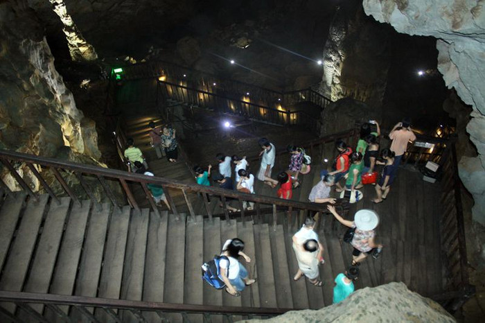 Động Thiên Đường được phát hiện vào năm 2005 bởi người dân tên là Hồ Khanh trong một chuyến đi rừng. Sau đó, Hiệp hội Hang động Hoàng gia Anh khám phá. Cho đến tháng 9/2010, động mới chính thức đưa vào khai thác du lịch. Động Thiên Đường được phát hiện vào năm 2005 bởi người dân tên là Hồ Khanh trong một chuyến đi rừng. Sau đó, Hiệp hội Hang động Hoàng gia Anh khám phá. Cho đến tháng 9/2010, động mới chính thức đưa vào khai thác du lịch.