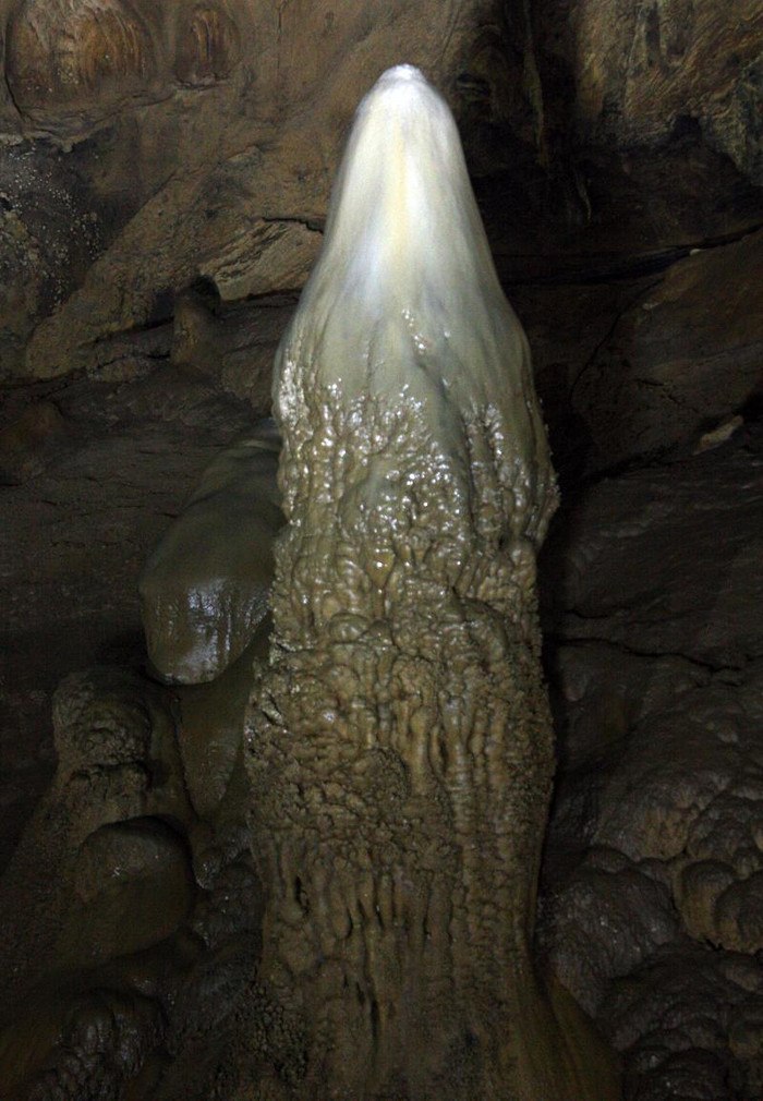 Từ chân núi, du khách đi bộ 570m hoặc vượt qua 524 bậc thang để lên đến của động. Nhiệt độ trong động chừng 180C, nên ngay khi đến cửa, du khách không còn thấy mệt mỏi và muốn tiếp tục khám phá ngay bởi một luồng khí mát từ trong tỏa ra. Từ chân núi, du khách đi bộ 570m hoặc vượt qua 524 bậc thang để lên đến của động. Nhiệt độ trong động chừng 180C, nên ngay khi đến cửa, du khách không còn thấy mệt mỏi và muốn tiếp tục khám phá ngay bởi một luồng khí mát từ trong tỏa ra.