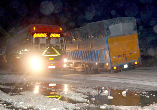 Sập ổ voi trên quốc lộ 1A, chụp tại cổng nhà máy thuốc lá đoạn thị trấn Hà Trung, Thanh Hóa. Ảnh: Pham Viet Tuong.
