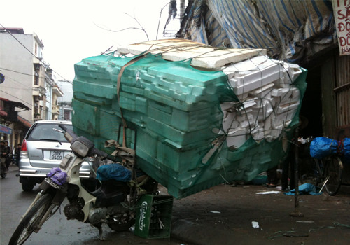 Xe chở quá khổ, chụp tại phố Đội Cấn, Hà Nội. Ảnh: Lê Đức Việt.