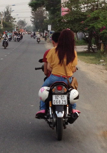 Không đội mũ bảo hiểm mà treo thế này đây. Ảnh: Nguyễn Hữu Lộc.