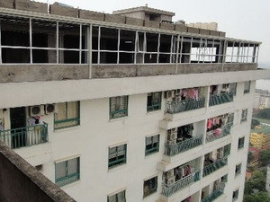 Tầng áp mái chung cư 93 Lò Đúc được cơi nới. Ảnh: ktdt. Tầng áp mái chung cư 93 Lò Đúc được cơi nới. Ảnh: ktdt.