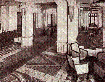 Từ thập kỷ 1930, khách sạn Metropole đã trở thành nơi gặp gỡ của các du khách sành điệu đến từ nhiều quốc gia trên thế giới. Trong thời gian diễn ra cuộc chiến tranh thế giới II, đây là một khách sạn hiếm hoi có khăn trải giường sạch sẽ và phục vụ các món đồ uống đắt tiền, như rượu Cognac pha với Soda. Do sở hữu máy phát điện chạy bằng dầu diesel, tình trạng cắt điện thường xuyên trong thành phố không làm cho khách sạn bị ảnh hưởng nhiều. Từ thập kỷ 1930, khách sạn Metropole đã trở thành nơi gặp gỡ của các du khách sành điệu đến từ nhiều quốc gia trên thế giới. Trong thời gian diễn ra cuộc chiến tranh thế giới II, đây là một khách sạn hiếm hoi có khăn trải giường sạch sẽ và phục vụ các món đồ uống đắt tiền, như rượu Cognac pha với Soda. Do sở hữu máy phát điện chạy bằng dầu diesel, tình trạng cắt điện thường xuyên trong thành phố không làm cho khách sạn bị ảnh hưởng nhiều.