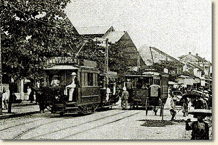 Đường xe điện điện xây dựng ở Hà Nội vào năm 1900. Nhiều toa xe điện khi đó mang biển quảng cáo của khách sạn Metropole, như toa xe trong ảnh. Những toa xe này do người Pháp sản xuất, có giá vé hạng nhất là 5 xu và giá hạng 2 là 3 xu. Đường xe điện điện xây dựng ở Hà Nội vào năm 1900. Nhiều toa xe điện khi đó mang biển quảng cáo của khách sạn Metropole, như toa xe trong ảnh. Những toa xe này do người Pháp sản xuất, có giá vé hạng nhất là 5 xu và giá hạng 2 là 3 xu.