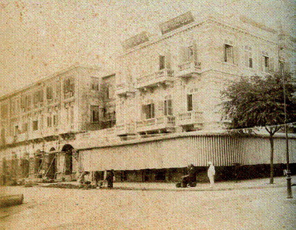Hình ảnh này do J. Antonio, nhiếp ảnh gia đến từ Bangkok (Thái Lan) chụp năm 1908. Trong bức ảnh, phần mở rộng của khách sạn đang được xây dựng, với sức chứa 30 phòng. Ngày nay, phần mở rộng này là Khách sạn Hotel de l'Opera Hanoi. Hình ảnh này do J. Antonio, nhiếp ảnh gia đến từ Bangkok (Thái Lan) chụp năm 1908. Trong bức ảnh, phần mở rộng của khách sạn đang được xây dựng, với sức chứa 30 phòng. Ngày nay, phần mở rộng này là Khách sạn Hotel de l'Opera Hanoi.