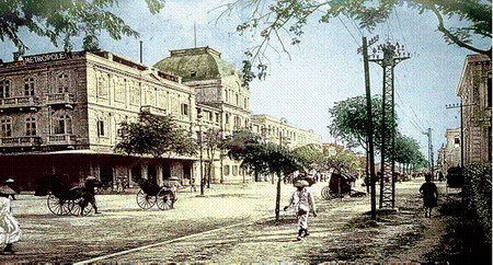 Hiện nay khách sạn Metropole có 364 phòng, với 2 nhà hàng, 3 quầy bar, 5 phòng chức năng và các công trình khác khu thương mại, khu bể bơi... Ảnh: Một trong những bức ảnh đầu tiên về khách sạn Metropole, chụp năm 1901, năm khánh thành khách sạn. Hiện nay khách sạn Metropole có 364 phòng, với 2 nhà hàng, 3 quầy bar, 5 phòng chức năng và các công trình khác khu thương mại, khu bể bơi... Ảnh: Một trong những bức ảnh đầu tiên về khách sạn Metropole, chụp năm 1901, năm khánh thành khách sạn.