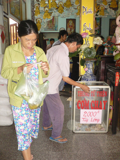 Mỗi phần cơm chay được "bán" với giá 2000 đồng. Mỗi phần cơm chay được "bán" với giá 2000 đồng.