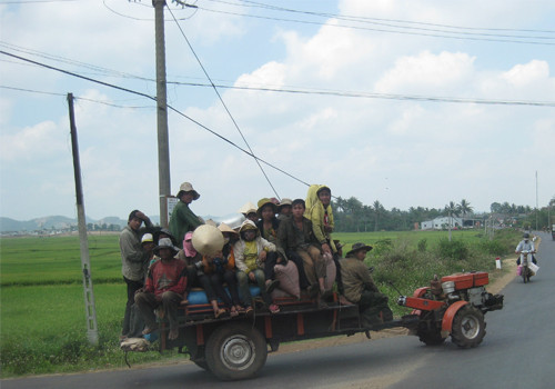 Chiếc công nông chở nhiều người trên thùng, chụp tại xã Hòa Khánh, TP. Buôn Ma Thuột. Ảnh: Tuấn Anh. Chiếc công nông chở nhiều người trên thùng, chụp tại xã Hòa Khánh, TP. Buôn Ma Thuột. Ảnh: Tuấn Anh.