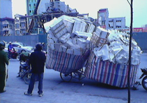 Xe chở xốp cồng kềnh, chụp tại đường vành đai 3, Thanh Xuân, Hà Nội. Ảnh: Hao Han. Xe chở xốp cồng kềnh, chụp tại đường vành đai 3, Thanh Xuân, Hà Nội. Ảnh: Hao Han.