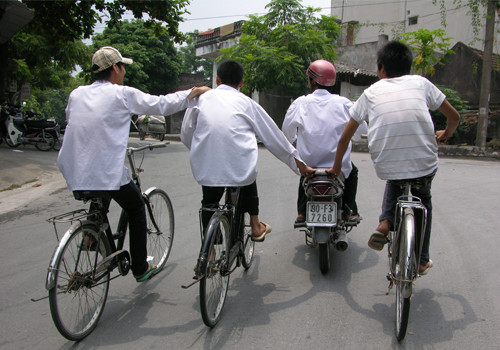 Một xe máy kéo ba chiếc xe đạp, chụp tại Hà Nam. Ảnh: Hoàng Anh Dũng. Một xe máy kéo ba chiếc xe đạp, chụp tại Hà Nam. Ảnh: Hoàng Anh Dũng.