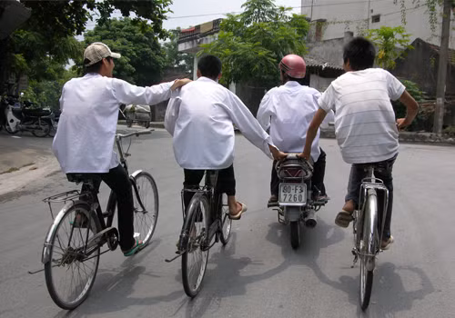 Một xe máy kéo ba chiếc xe đạp, chụp tại Hà Nam. Ảnh: Hoàng Anh Dũng.