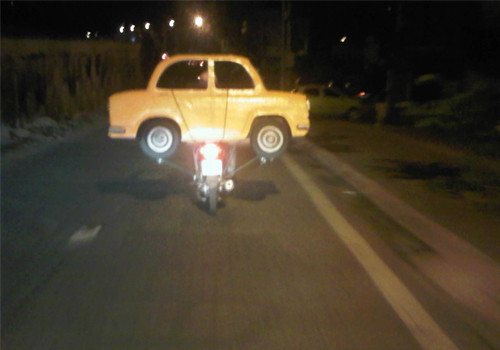 Xe máy chở ôtô. Ảnh: Hải Nguyễn. Xe máy chở ôtô. Ảnh: Hải Nguyễn.