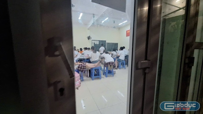 Hình ảnh tại một lớp học thêm. Ảnh: Mạnh Đoàn gdvn-day-them-hoc-them-tai-truong-tieu-hoc-ngoc-khanh-14-9963.jpg