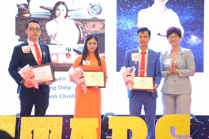 Giám đốc Hoàng Nhật Thành tặng bằng Vinh danh những thành viên xuất sắc.