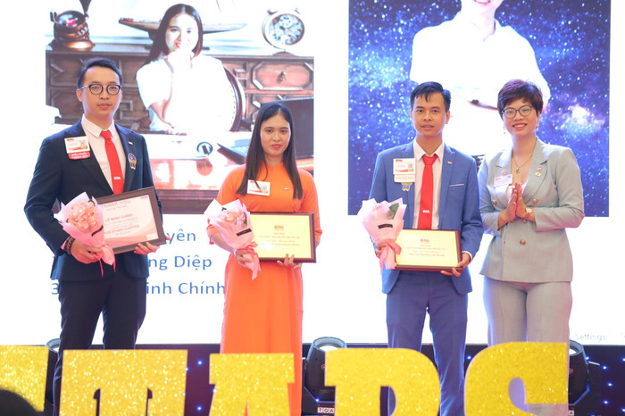 Giám đốc Hoàng Nhật Thành tặng bằng Vinh danh những thành viên xuất sắc. Giám đốc Hoàng Nhật Thành tặng bằng Vinh danh những thành viên xuất sắc.