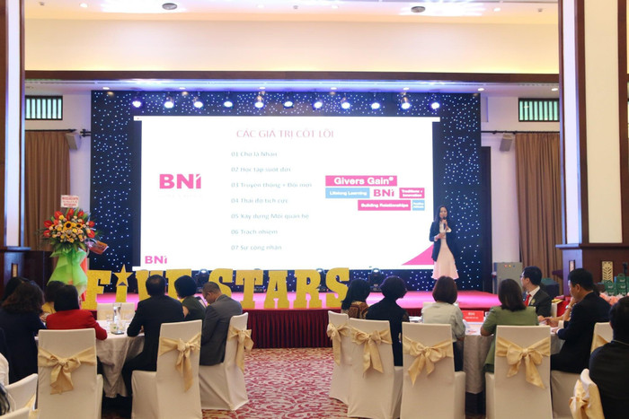 Chị Khanh Trần, Giám đốc BNI Khu vực Ba Đình chia về 7 giá trị cốt lõi của BNI. Chị Khanh Trần, Giám đốc BNI Khu vực Ba Đình chia về 7 giá trị cốt lõi của BNI.