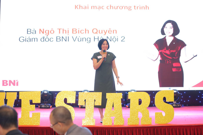 Chị Ngô Thị Bích Quyên, Giám đốc Vùng BNI Hà Nội 2 phát biểu khai mạc. Chị Ngô Thị Bích Quyên, Giám đốc Vùng BNI Hà Nội 2 phát biểu khai mạc.
